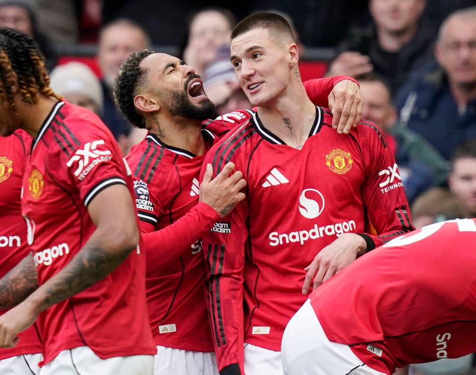 Manchester United beat Aston Villa to strengthen top-four push