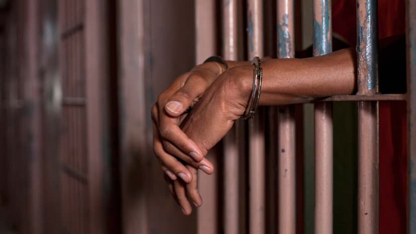 21-year-old woman arrested for hiding tramadol in meat pie for boyfriend in police cell